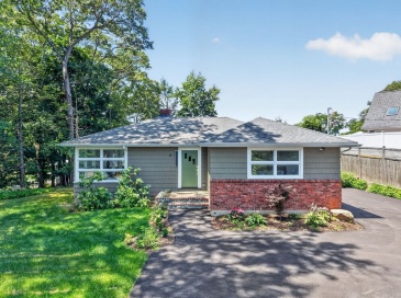 8 Everett St, Wakefield, Massachusetts, 3 Bedrooms Bedrooms, 9 Rooms Rooms,2 BathroomsBathrooms,Residential,For Sale,Everett St,73556131