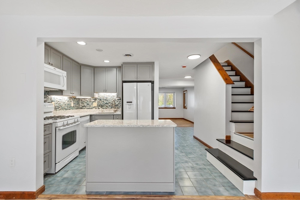 78 Meadow Pond Dr, Leominster, Massachusetts, 2 Bedrooms Bedrooms, 6 Rooms Rooms,1.5 BathroomsBathrooms,Residential,For Sale,Meadow Pond Dr,73518218