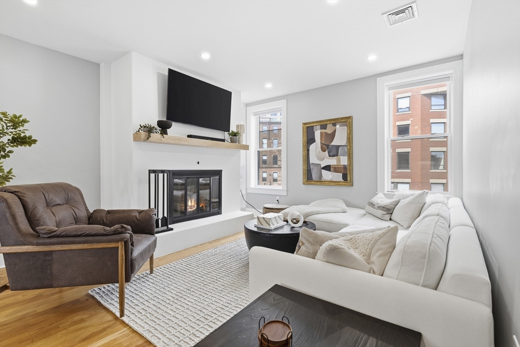 129 North Washington St, Boston, Massachusetts, 3 Bedrooms Bedrooms, 6 Rooms Rooms,2.5 BathroomsBathrooms,Residential,For Sale,North Washington St,73556019