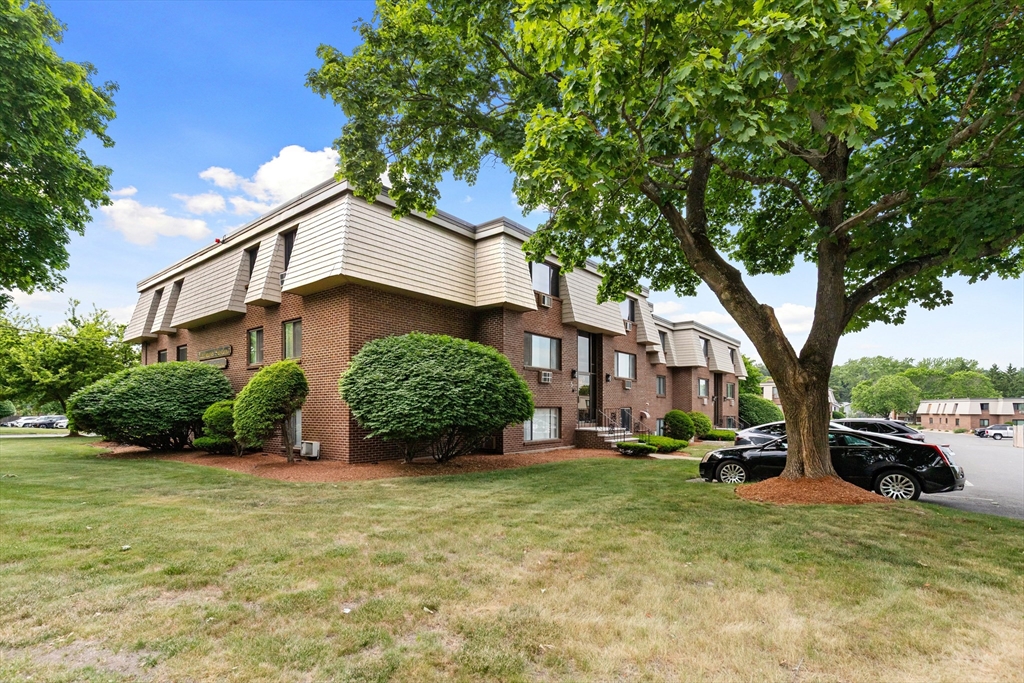 5 Hallmark Gardens, Burlington, Massachusetts, 2 Bedrooms Bedrooms, 4 Rooms Rooms,1 BathroomBathrooms,Residential,For Sale,Hallmark Gardens,73535183