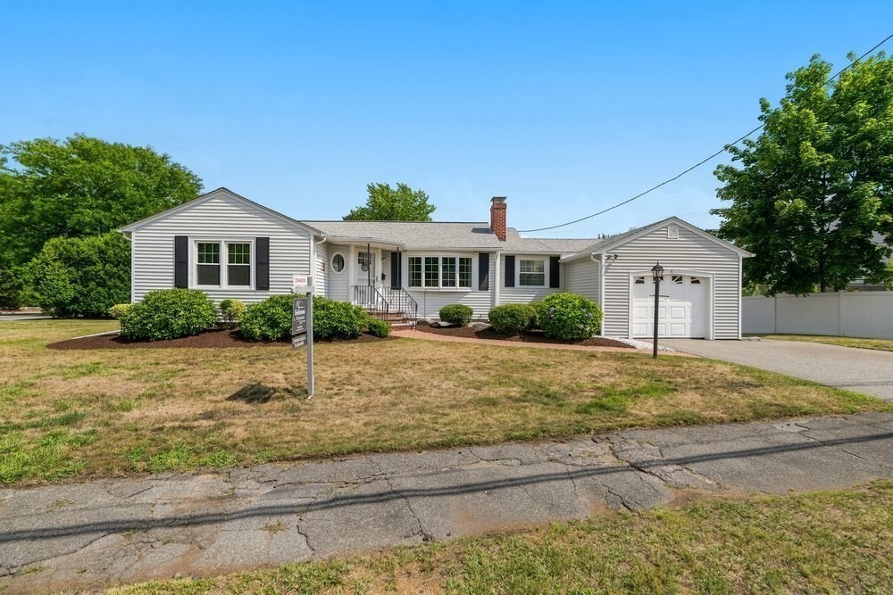 4 Abbott Rd, Waltham, Massachusetts, 3 Bedrooms Bedrooms, 8 Rooms Rooms,1.5 BathroomsBathrooms,Residential,For Sale,Abbott Rd,73556254