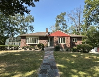 27 Lantern Ln, Dedham, Massachusetts, 3 Bedrooms Bedrooms, 9 Rooms Rooms,1.5 BathroomsBathrooms,Residential,For Sale,Lantern Ln,73555397
