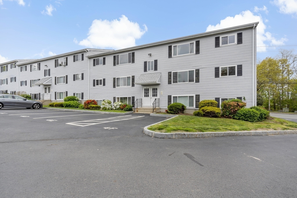 5455 N Main St, Fall River, Massachusetts, 2 Bedrooms Bedrooms, 4 Rooms Rooms,1 BathroomBathrooms,Residential,For Sale,N Main St,73518409