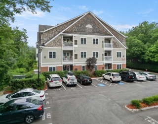 190 Chickering Rd, North Andover, Massachusetts, 2 Bedrooms Bedrooms, 5 Rooms Rooms,2 BathroomsBathrooms,Residential,For Sale,Chickering Rd,73556205