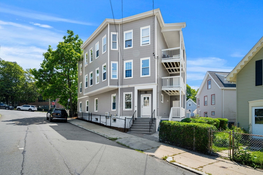 35 Pond St, Boston, Massachusetts, 11 Bedrooms Bedrooms, 20 Rooms Rooms,3 BathroomsBathrooms,Residential Income,For Sale,Pond St,73556347