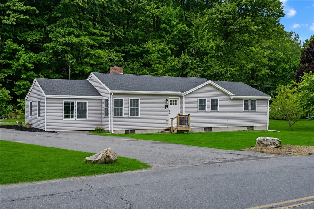 19 East Rd, Westminster, Massachusetts, 4 Bedrooms Bedrooms, 7 Rooms Rooms,2 BathroomsBathrooms,Residential Income,For Sale,East Rd,73548331