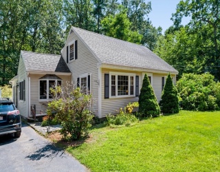 19 Middle Rd, Amesbury, Massachusetts, 3 Bedrooms Bedrooms, 7 Rooms Rooms,1.5 BathroomsBathrooms,Residential,For Sale,Middle Rd,73556396