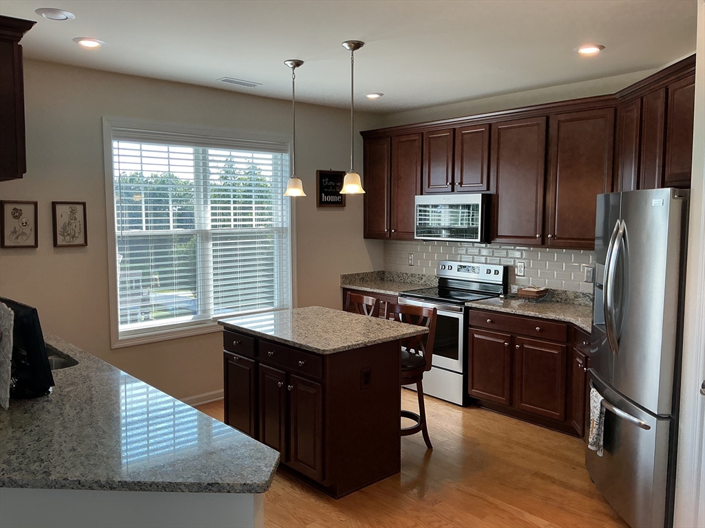 2 Francis Dr., Andover, Massachusetts, 2 Bedrooms Bedrooms, 5 Rooms Rooms,2 BathroomsBathrooms,Residential,For Sale,Francis Dr.,73556074