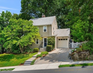 4 Daniels St, Lexington, Massachusetts, 4 Bedrooms Bedrooms, 8 Rooms Rooms,1.5 BathroomsBathrooms,Residential,For Sale,Daniels St,73550593