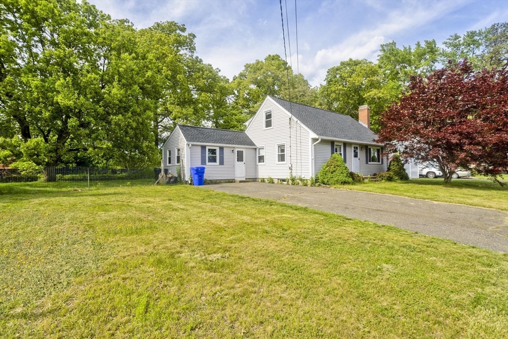 93 Moss Rd, Springfield, Massachusetts, 4 Bedrooms Bedrooms, 7 Rooms Rooms,1.5 BathroomsBathrooms,Residential,For Sale,Moss Rd,73525896