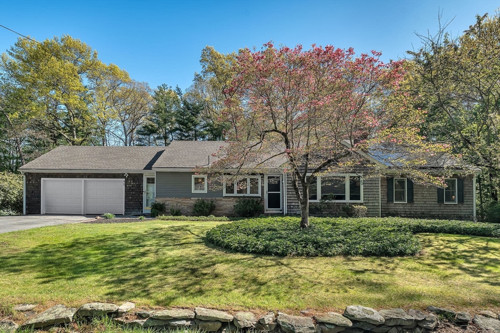 92 Norlen Park, Bridgewater, Massachusetts, 3 Bedrooms Bedrooms, 8 Rooms Rooms,3.5 BathroomsBathrooms,Residential,For Sale,Norlen Park,73518364