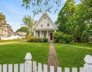 59 Cottage St, Hingham, Massachusetts, 3 Bedrooms Bedrooms, 9 Rooms Rooms,2 BathroomsBathrooms,Residential,For Sale,Cottage St,73556452
