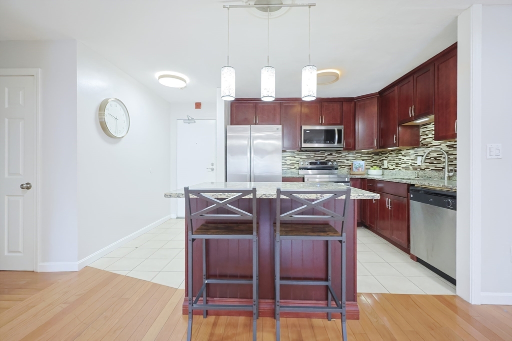 32 Whites, Watertown, Massachusetts, 2 Bedrooms Bedrooms, 4 Rooms Rooms,2 BathroomsBathrooms,Residential,For Sale,Whites,73556524