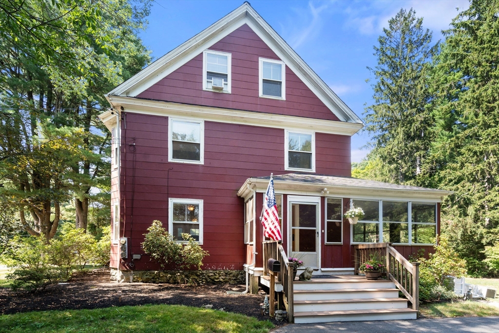 15 Morningside Dr, Walpole, Massachusetts, 5 Bedrooms Bedrooms, 10 Rooms Rooms,1.5 BathroomsBathrooms,Residential,For Sale,Morningside Dr,73556544