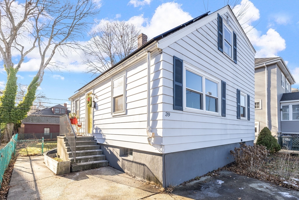 39 Firth Rd, Boston, Massachusetts, 3 Bedrooms Bedrooms, 6 Rooms Rooms,2 BathroomsBathrooms,Residential,For Sale,Firth Rd,73556562