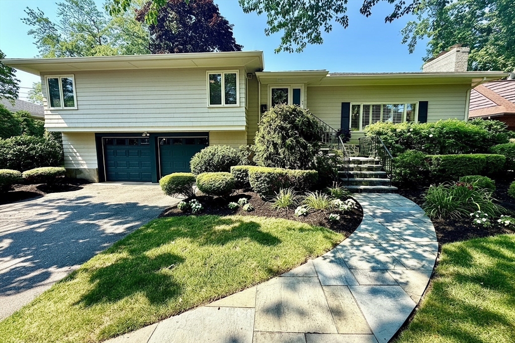 33 Glendale Road, Marblehead, Massachusetts, 3 Bedrooms Bedrooms, 8 Rooms Rooms,3 BathroomsBathrooms,Residential,For Sale,Glendale Road,73556585