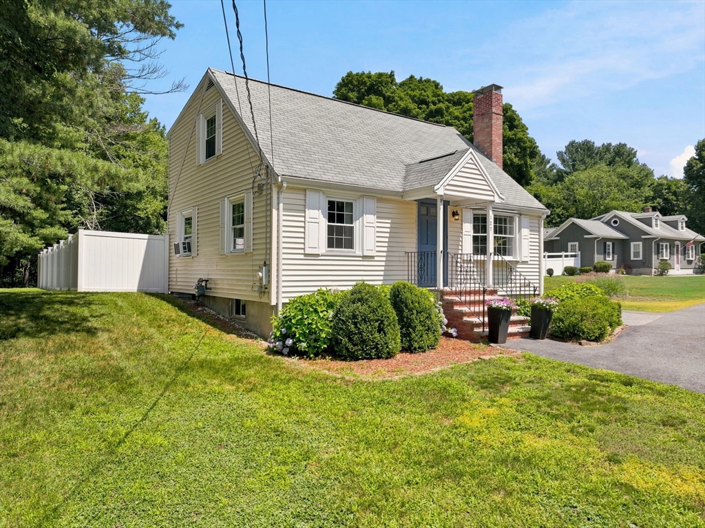 127 Elm St, North Reading, Massachusetts, 3 Bedrooms Bedrooms, 7 Rooms Rooms,2 BathroomsBathrooms,Residential,For Sale,Elm St,73556588