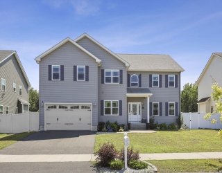 51 Elaine Cir, Springfield, Massachusetts, 4 Bedrooms Bedrooms, 8 Rooms Rooms,2.5 BathroomsBathrooms,Residential,For Sale,Elaine Cir,73556598