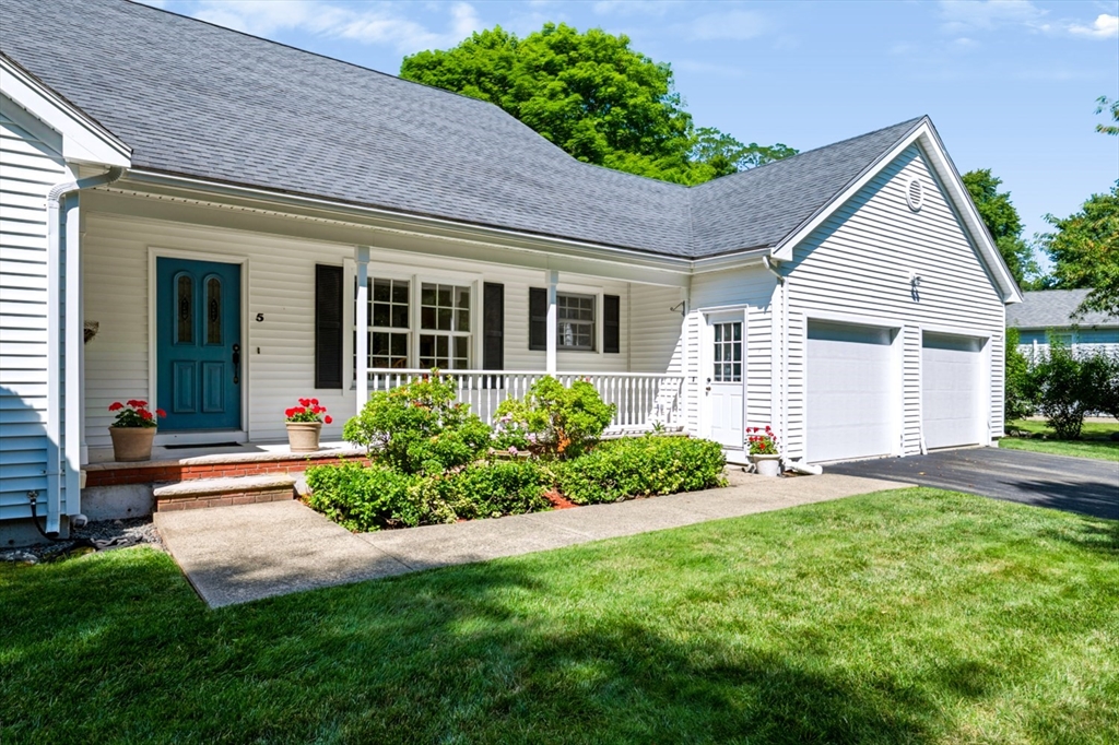 5 Day Avenue, Danvers, Massachusetts, 3 Bedrooms Bedrooms, 7 Rooms Rooms,2 BathroomsBathrooms,Residential,For Sale,Day Avenue,73556506