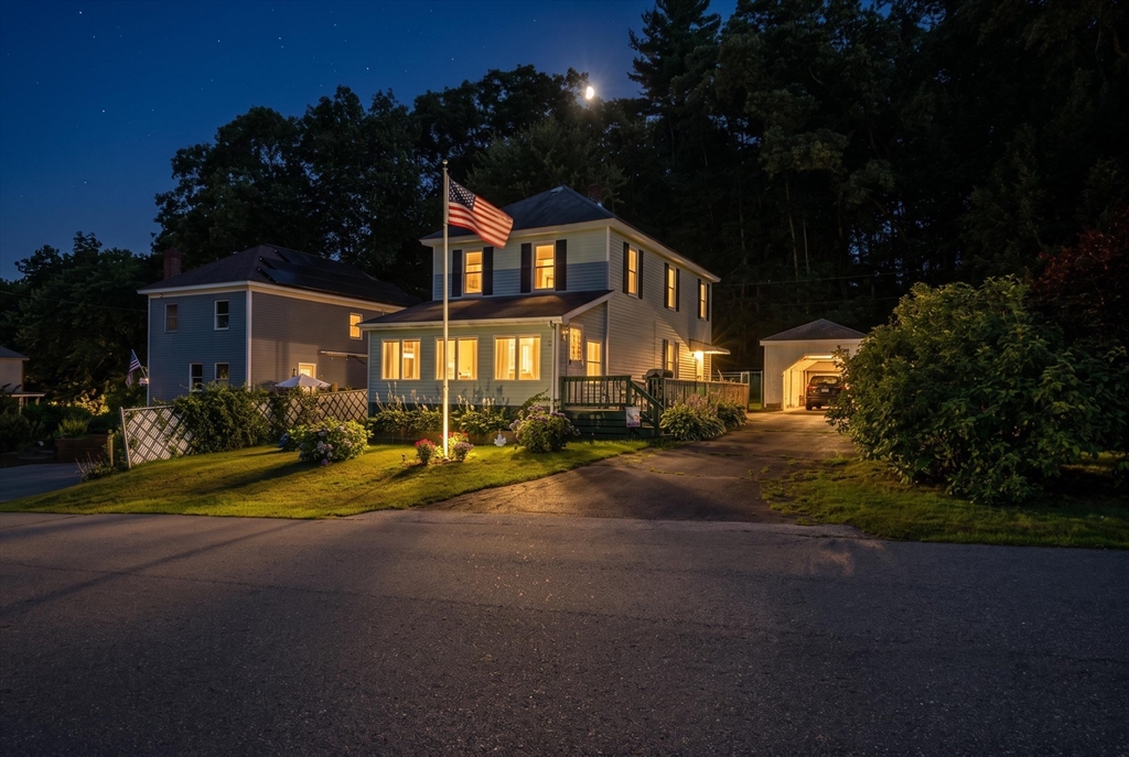 4 Fairview Ave, Amesbury, Massachusetts, 3 Bedrooms Bedrooms, 6 Rooms Rooms,1 BathroomBathrooms,Residential,For Sale,Fairview Ave,73556497