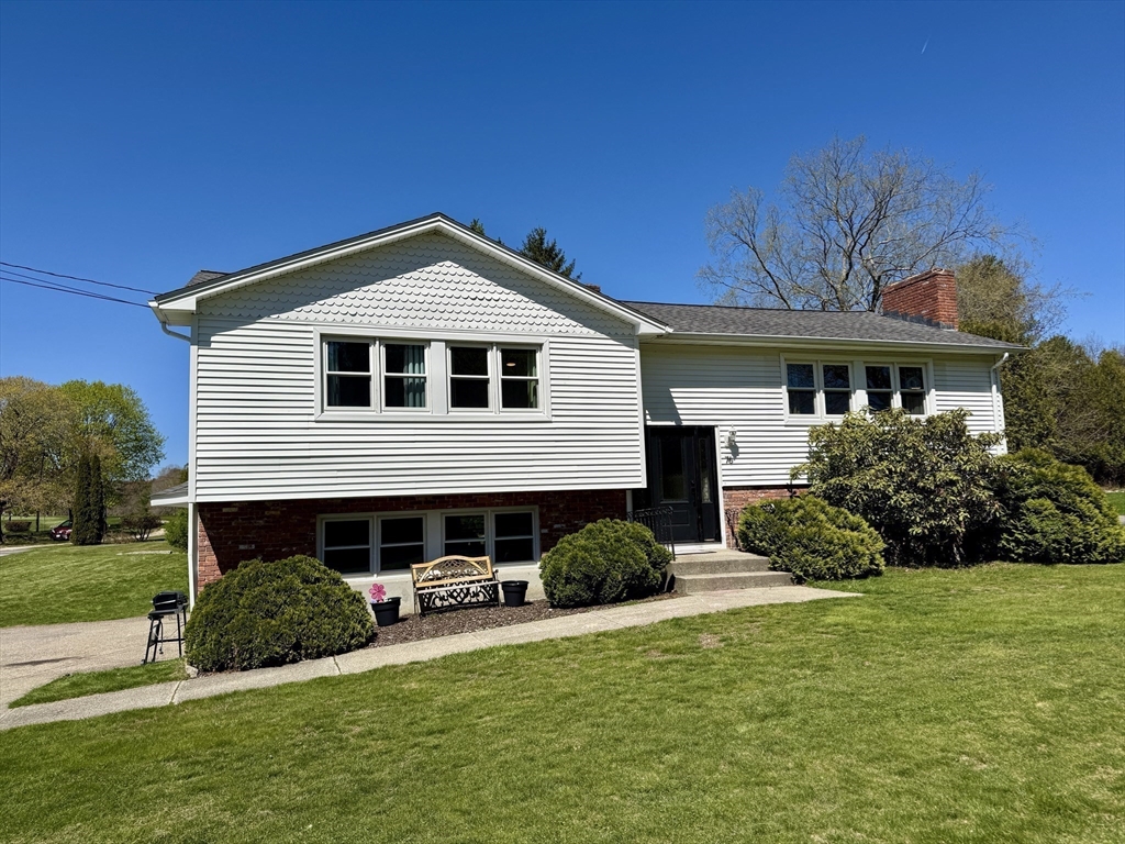 76 Airport Rd, Dudley, Massachusetts, 3 Bedrooms Bedrooms, 6 Rooms Rooms,2.5 BathroomsBathrooms,Residential,For Sale,Airport Rd,73508909