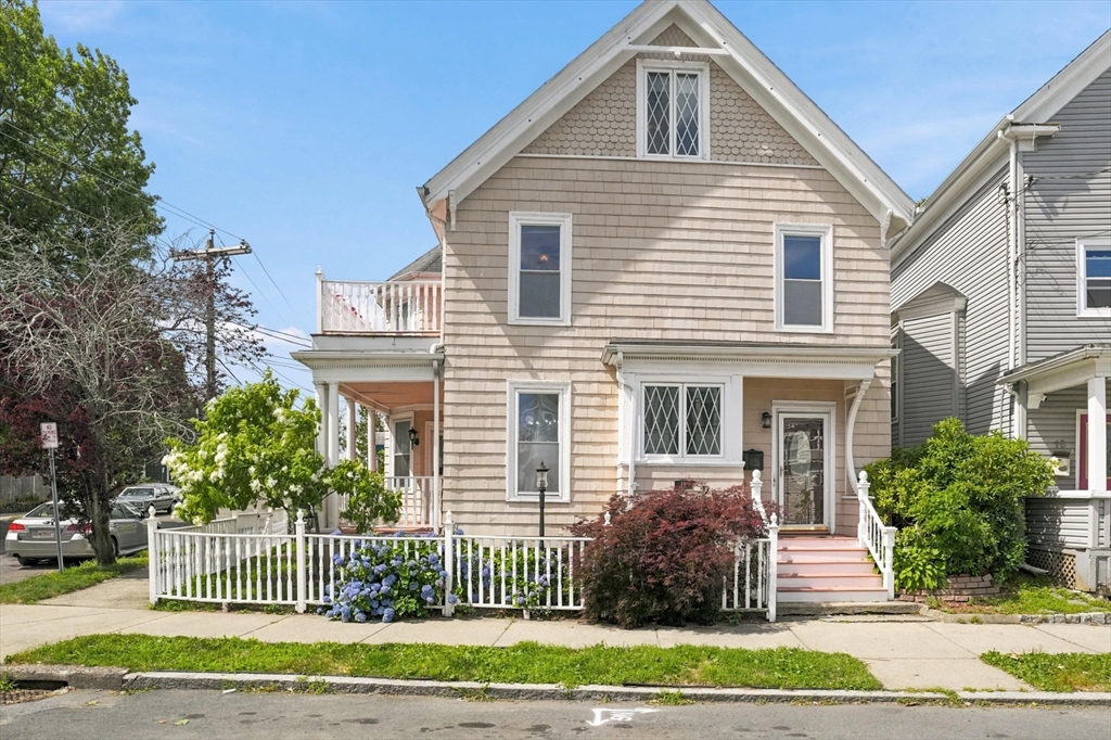 17 Basset St, Lynn, Massachusetts, 4 Bedrooms Bedrooms, 7 Rooms Rooms,1.5 BathroomsBathrooms,Residential,For Sale,Basset St,73556750