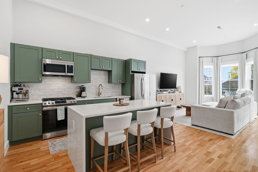 46 Union, Weymouth, Massachusetts, 2 Bedrooms Bedrooms, 5 Rooms Rooms,2 BathroomsBathrooms,Residential,For Sale,Union,73556770