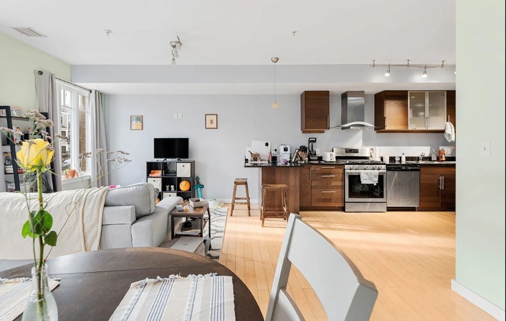 1431-1433 Tremont St, Boston, Massachusetts, 2 Bedrooms Bedrooms, 6 Rooms Rooms,2 BathroomsBathrooms,Residential Lease,For Rent,Tremont St,73515921