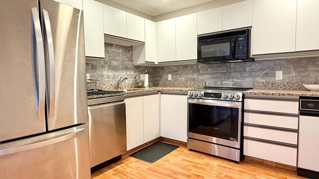 3920 Mystic Valley Pkwy, Medford, Massachusetts, 2 Bedrooms Bedrooms, 6 Rooms Rooms,2 BathroomsBathrooms,Residential Lease,For Rent,Mystic Valley Pkwy,73544302