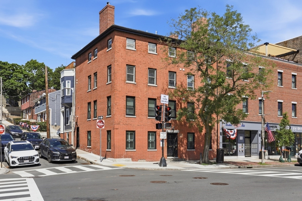 231 Main St, Boston, Massachusetts, 3 Bedrooms Bedrooms, 6 Rooms Rooms,2 BathroomsBathrooms,Residential,For Sale,Main St,73537188