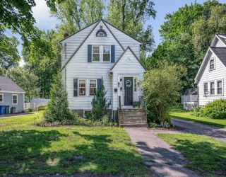 24 Pinevale Avenue, Reading, Massachusetts, 3 Bedrooms Bedrooms, 6 Rooms Rooms,1 BathroomBathrooms,Residential,For Sale,Pinevale Avenue,73540027