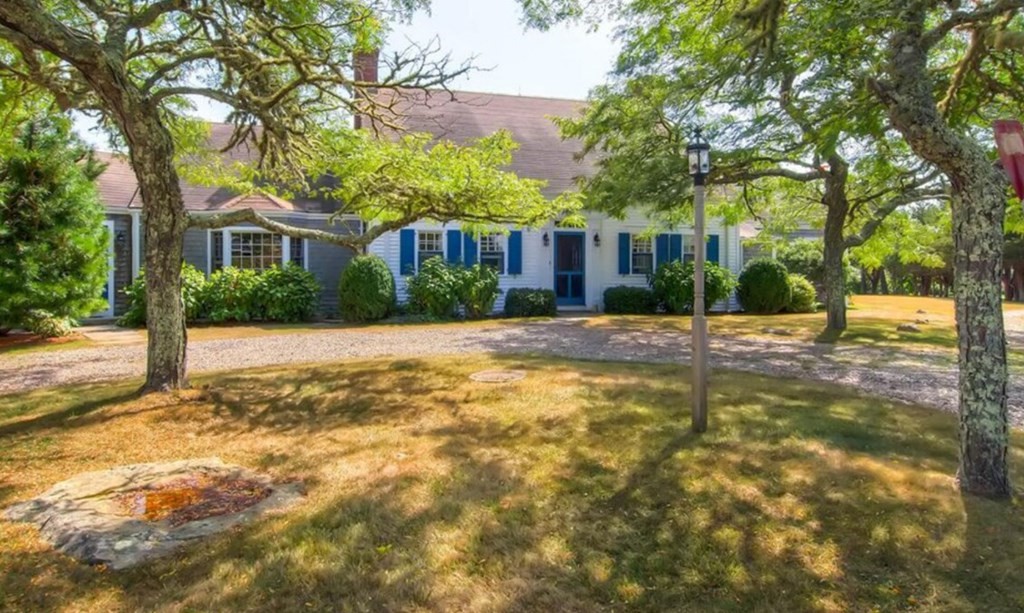 5 Wauompauque Trail, Chilmark, Massachusetts 02535, 7 Bedrooms Bedrooms, 10 Rooms Rooms,3.5 BathroomsBathrooms,Residential Lease,For Rent,Wauompauque Trail,73121636