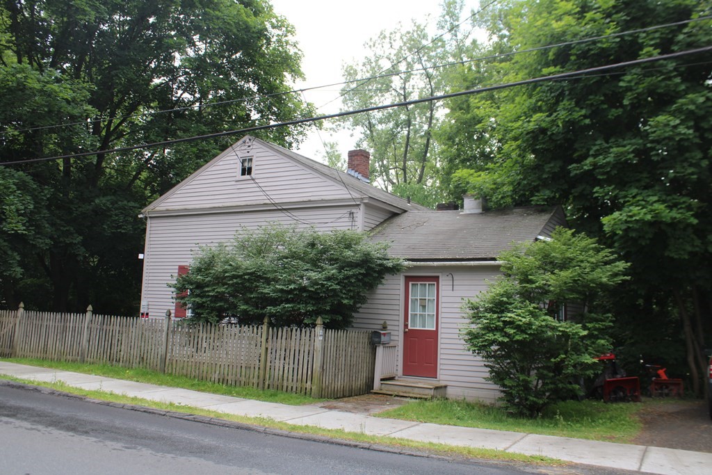 46 Colrain St, Greenfield, Massachusetts, 2 Bedrooms Bedrooms, 4 Rooms Rooms,2 BathroomsBathrooms,Residential,For Sale,Colrain St,73123089
