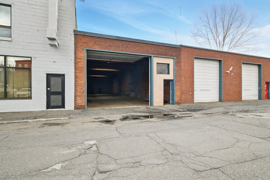 420 Race St, Holyoke, Massachusetts, ,Commercial Lease,For Rent,Race St,73187756