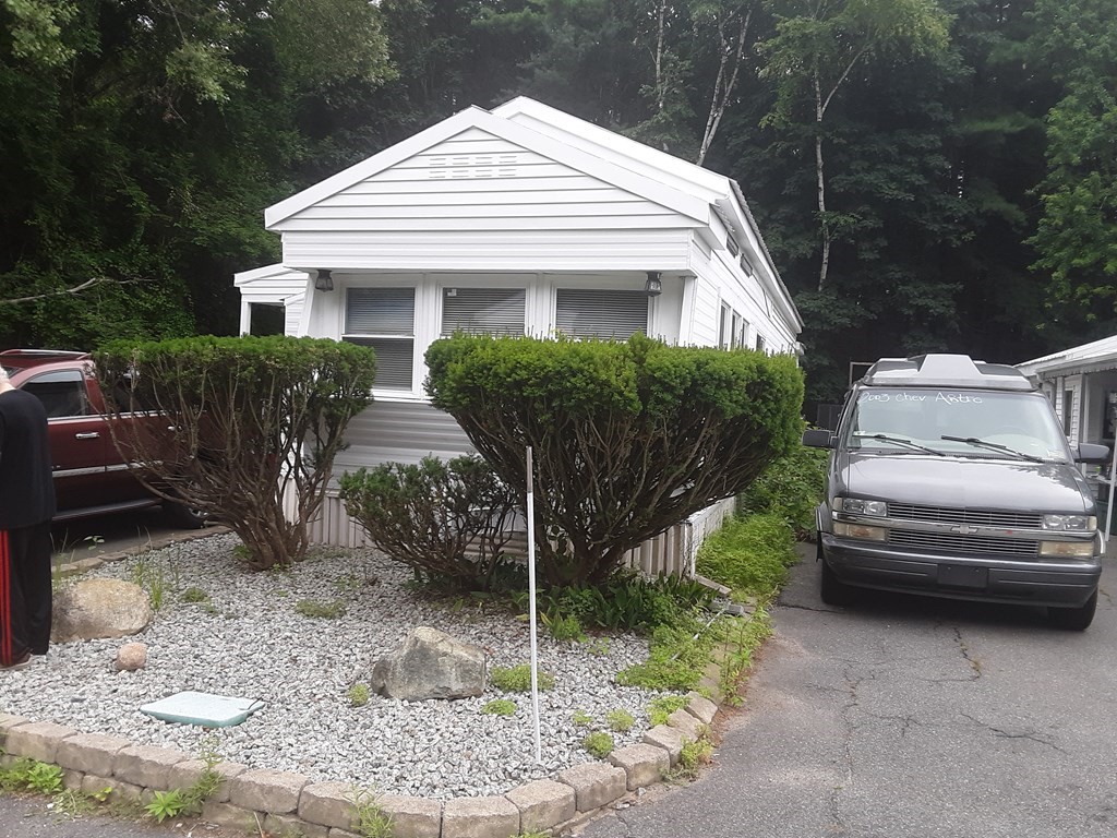 846 Broadway, Saugus, Massachusetts, 2 Bedrooms Bedrooms, 6 Rooms Rooms,1 BathroomBathrooms,Residential,For Sale,Broadway,72878532