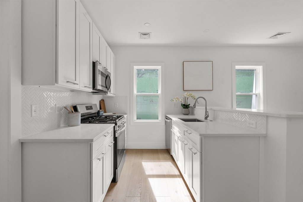 222 Columbia, Cambridge, Massachusetts, 2 Bedrooms Bedrooms, 7 Rooms Rooms,1 BathroomBathrooms,Residential,For Sale,Columbia,73287518