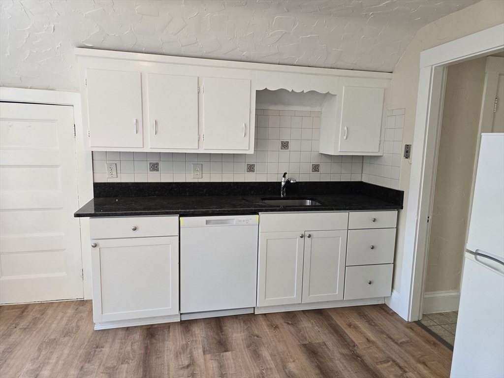 347 Hollis Street, Framingham, Massachusetts, 1 Bedroom Bedrooms, 3 Rooms Rooms,1 BathroomBathrooms,Residential Lease,For Rent,Hollis Street,73308983