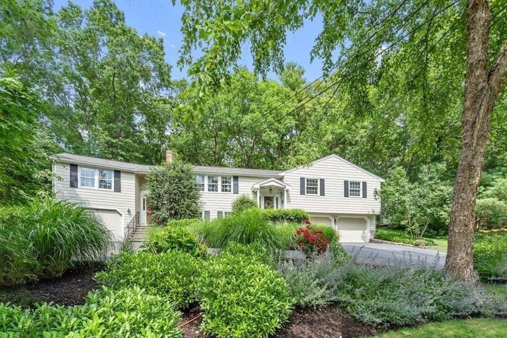 17 Stagecoach Road, Medfield, Massachusetts, 4 Bedrooms Bedrooms, 10 Rooms Rooms,3.5 BathroomsBathrooms,Residential,For Sale,Stagecoach Road,73314295