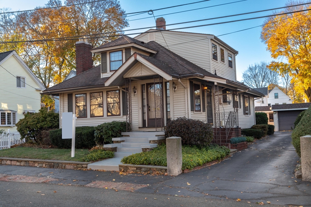 11 Warren St, Stoneham, Massachusetts, 5 Bedrooms Bedrooms, 9 Rooms Rooms,2.5 BathroomsBathrooms,Residential,For Sale,Warren St,73314391