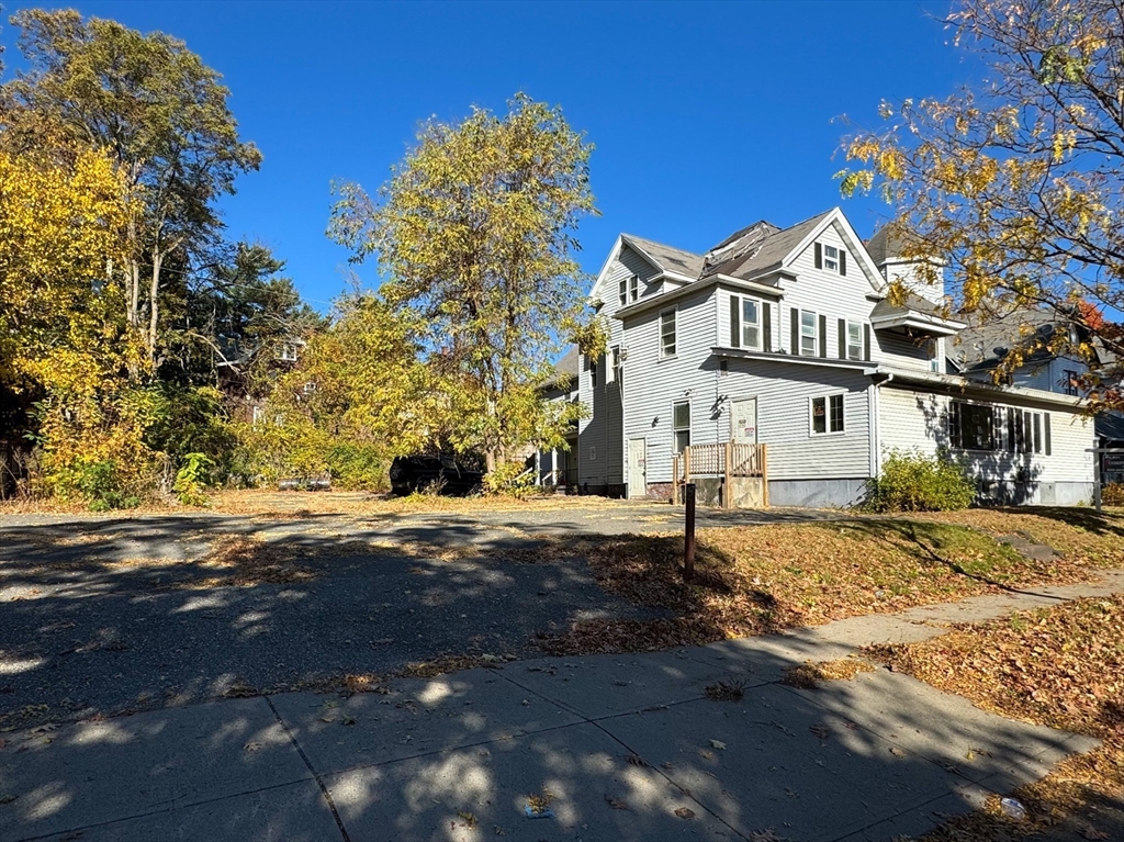 223 Elm St, Holyoke, Massachusetts, 6 Bedrooms Bedrooms, 15 Rooms Rooms,5 BathroomsBathrooms,Residential Income,For Sale,Elm St,73314543