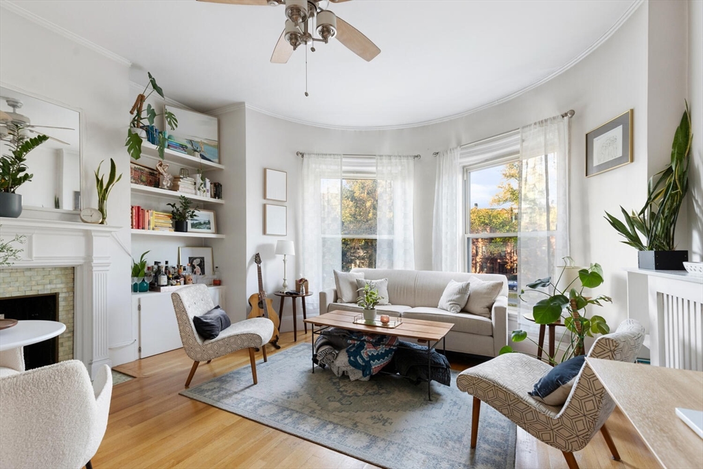 386 Commonwealth Ave, Boston, Massachusetts, 1 Bedroom Bedrooms, 3 Rooms Rooms,1 BathroomBathrooms,Residential Lease,For Rent,Commonwealth Ave,73314749