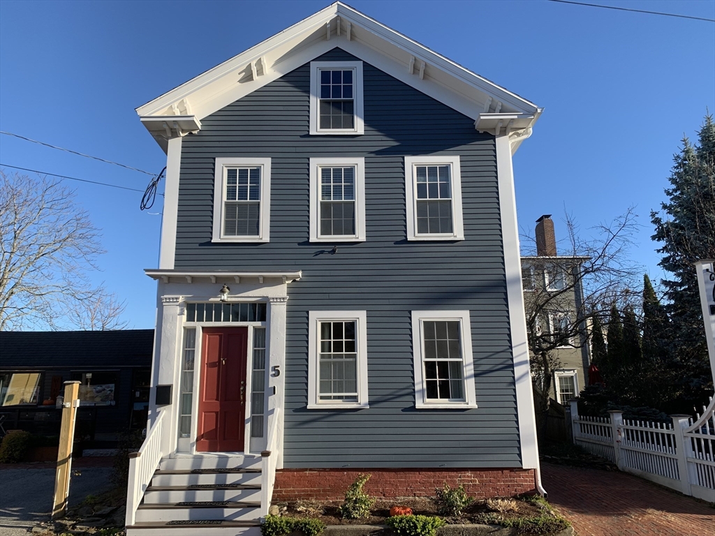 5 Center Street, Newburyport, Massachusetts, 2 Bedrooms Bedrooms, 5 Rooms Rooms,1.5 BathroomsBathrooms,Residential,For Sale,Center Street,73314842