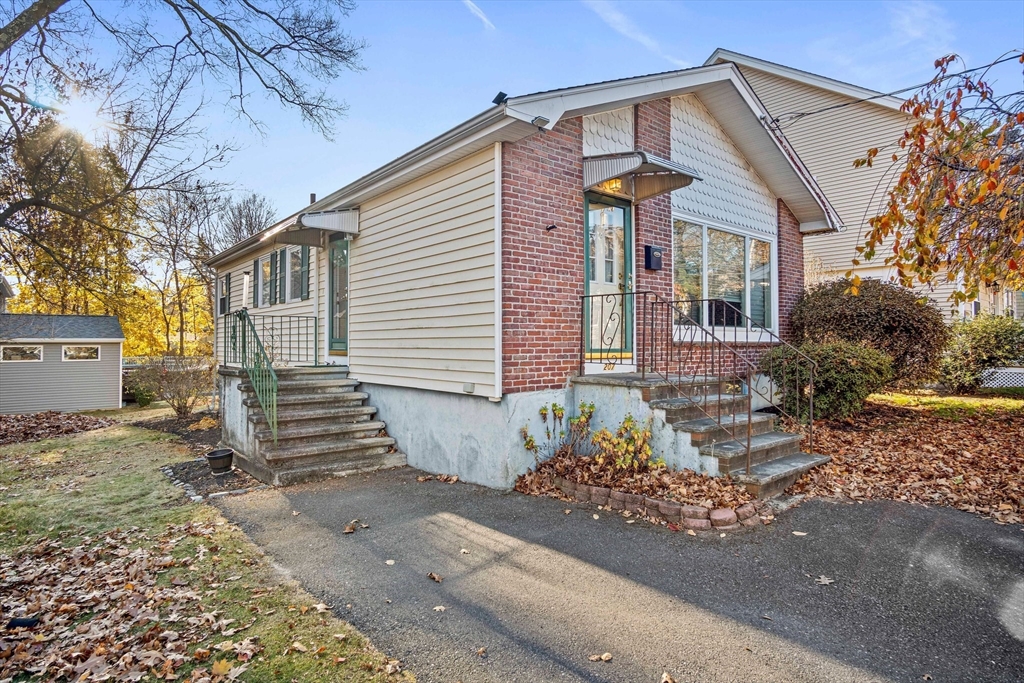 207 Franklin St, Stoneham, Massachusetts, 2 Bedrooms Bedrooms, 5 Rooms Rooms,1 BathroomBathrooms,Residential,For Sale,Franklin St,73314910