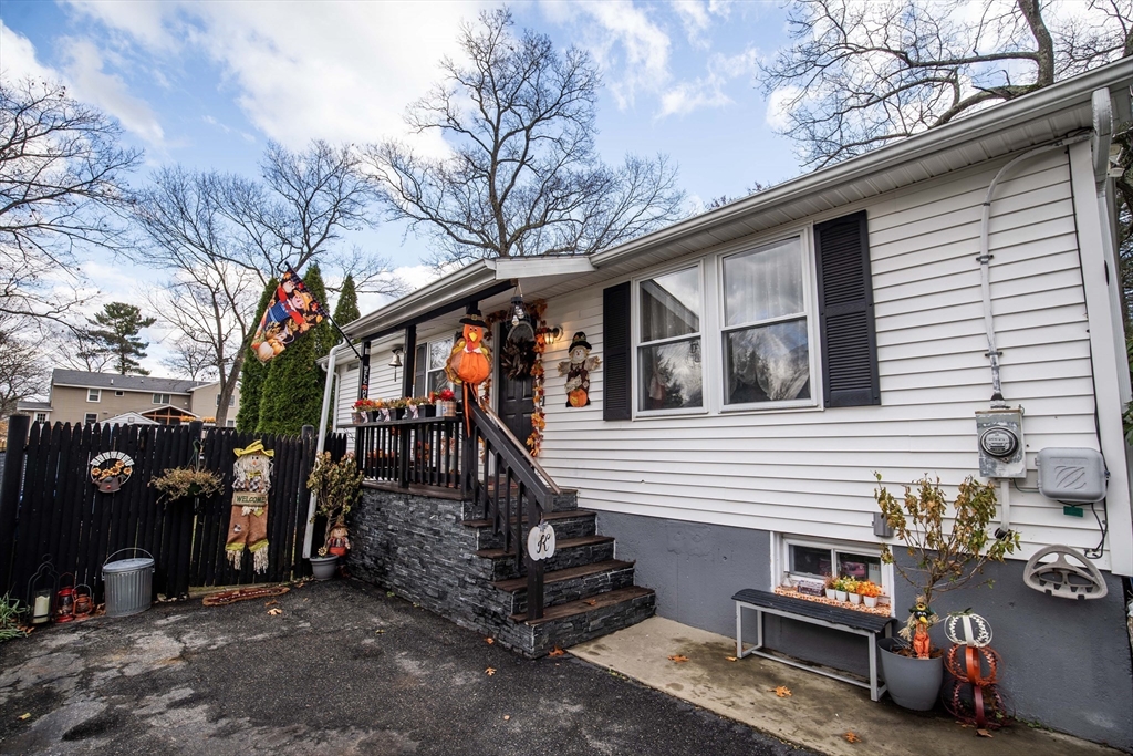 6 Moseley Street, Billerica, Massachusetts, 3 Bedrooms Bedrooms, 6 Rooms Rooms,1 BathroomBathrooms,Residential,For Sale,Moseley Street,73314963