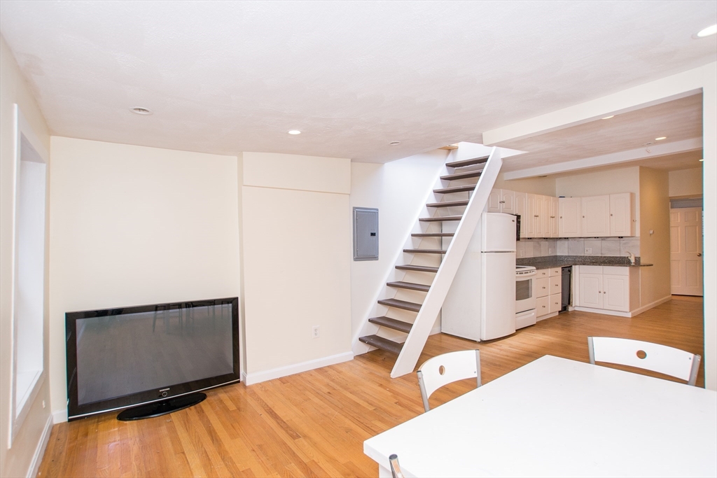 40 Batterymarch Street, Boston, Massachusetts, 2 Bedrooms Bedrooms, 5 Rooms Rooms,1.5 BathroomsBathrooms,Residential Lease,For Rent,Batterymarch Street,73315027