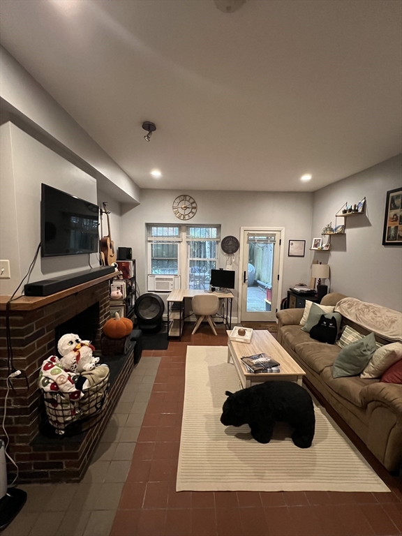 3 St Charles Street, Boston, Massachusetts, 1 Bedroom Bedrooms, 3 Rooms Rooms,1.5 BathroomsBathrooms,Residential Lease,For Rent,St Charles Street,73315125