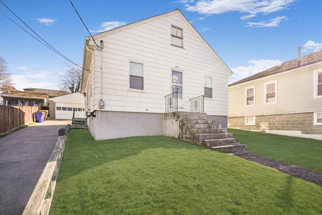 1688 Bay St, Fall River, Massachusetts, 1 Bedroom Bedrooms, 5 Rooms Rooms,1 BathroomBathrooms,Residential,For Sale,Bay St,73315133