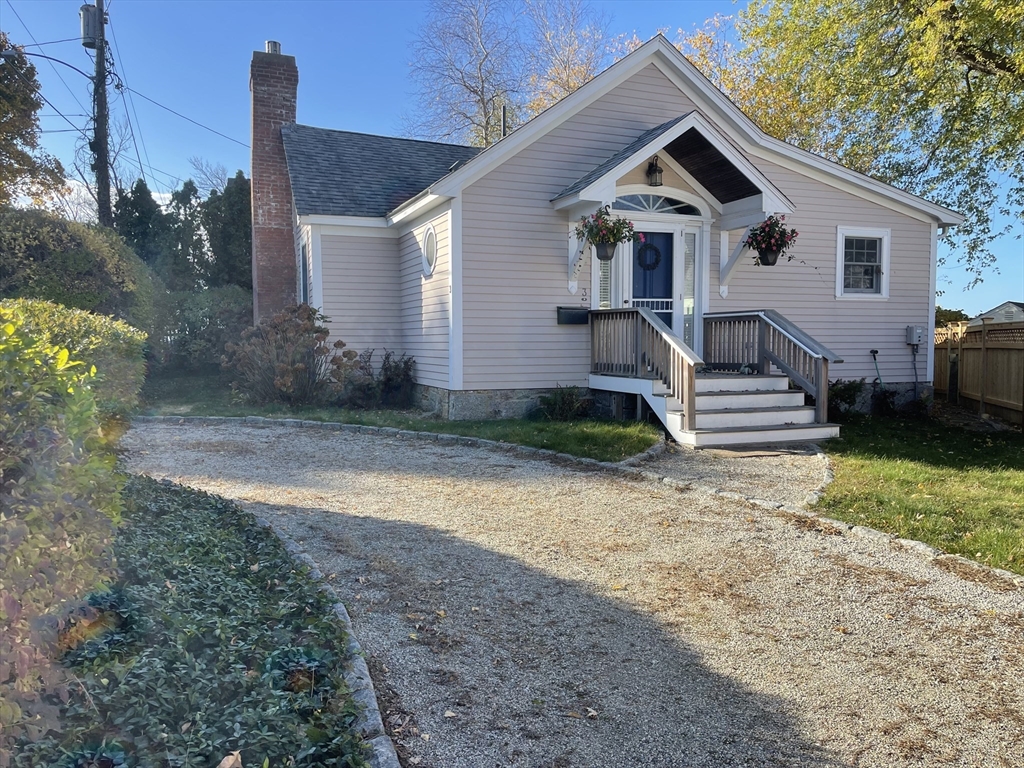 3 Arlington Street, Gloucester, Massachusetts, 3 Bedrooms Bedrooms, 5 Rooms Rooms,2.5 BathroomsBathrooms,Residential Lease,For Rent,Arlington Street,73315315