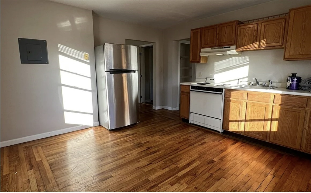 206 Washington St, Quincy, Massachusetts, 3 Rooms Rooms,1 BathroomBathrooms,Residential Lease,For Rent,Washington St,73315322