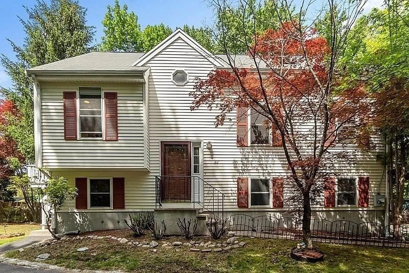 22 Bishop Street, Natick, Massachusetts, 3 Bedrooms Bedrooms, 9 Rooms Rooms,2 BathroomsBathrooms,Residential Lease,For Rent,Bishop Street,73315360